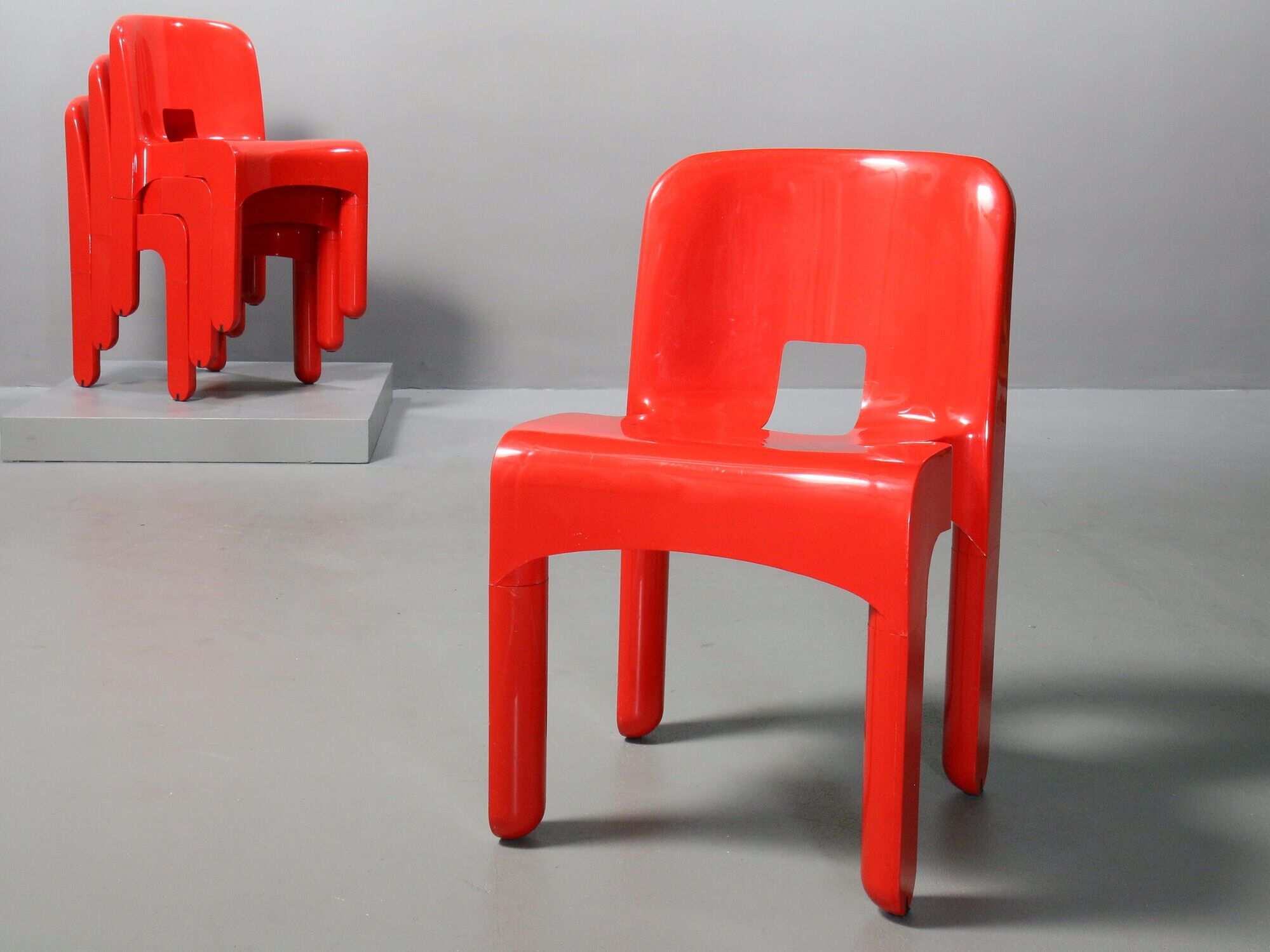 Roter Plastikstuhl von Joe Colombo für Kartell, 4 Stühle im Shop