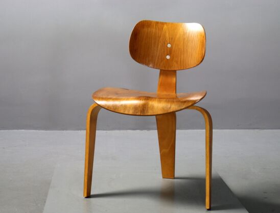 Der Eiermann Stuhl hat eine naturfarbene Oberfläche mit gebogenen Holzbeinen.